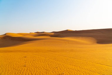 Arap çölü dune arka plan mavi gökyüzü. dubai şehri çöl. berrak gökyüzü arka mesafe içine uzanan birçok tepeleri