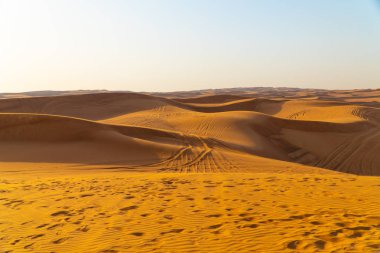 Arap çölü dune arka plan mavi gökyüzü. dubai şehri çöl. berrak gökyüzü arka mesafe içine uzanan birçok tepeleri