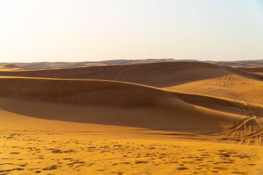 Arap çölü dune arka plan mavi gökyüzü. dubai şehri çöl. berrak gökyüzü arka mesafe içine uzanan birçok tepeleri