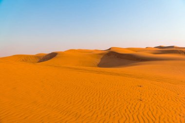 Arap çölü dune arka plan mavi gökyüzü. dubai şehri çöl. berrak gökyüzü arka mesafe içine uzanan birçok tepeleri