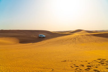 Jeeps Dubai çöl Safari, Sarı çöl tepeleri ve gökyüzü, Dubai yakınlarındaki Kırmızı kum Arap çöl, Birleşik Arap Emirlikleri