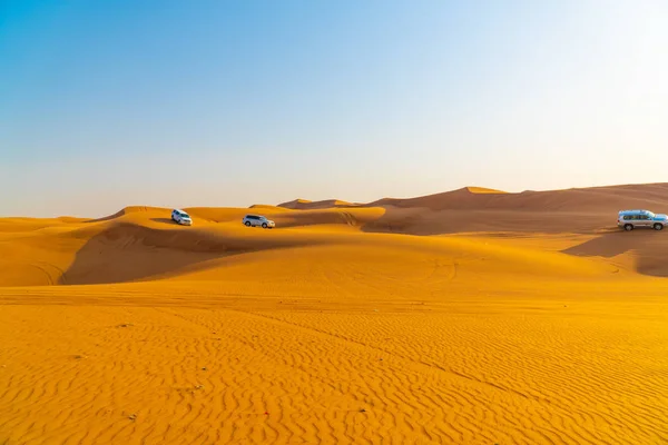 Jeeps Dubai çöl Safari, Sarı çöl tepeleri ve gökyüzü, Dubai yakınlarındaki Kırmızı kum Arap çöl, Birleşik Arap Emirlikleri