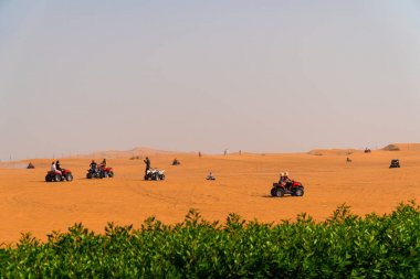 Dört kiralama istasyonu Dubai yakınındaki çölde at binme. Birleşik Arap Emirlikleri, Orta Doğu