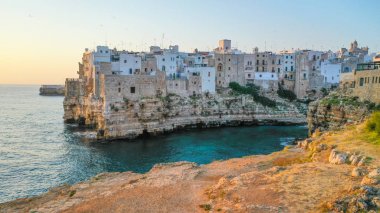 İtalyan şehri Polignano a Mare 'deki plaj manzaralı monachile cala porto.. 