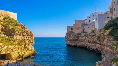 İtalyan şehri Polignano a Mare 'deki plaj manzaralı monachile cala porto.. 