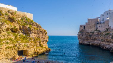 İtalyan şehri Polignano a Mare 'deki plaj manzaralı monachile cala porto.. 