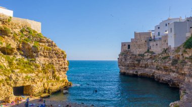 İtalyan şehri Polignano a Mare 'deki plaj manzaralı monachile cala porto.. 