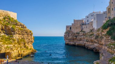 İtalyan şehri Polignano a Mare 'deki plaj manzaralı monachile cala porto.. 