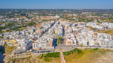 İtalyan şehri Polignano a Mare 'deki plaj manzaralı monachile cala porto.. 