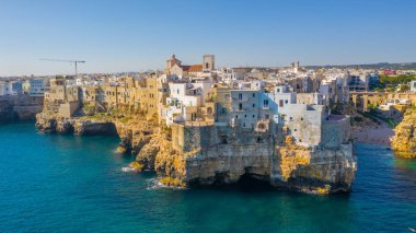 İtalyan şehri Polignano a Mare 'deki plaj manzaralı monachile cala porto.. 
