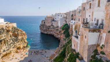 İtalyan şehri Polignano a Mare 'deki plaj manzaralı monachile cala porto.. 