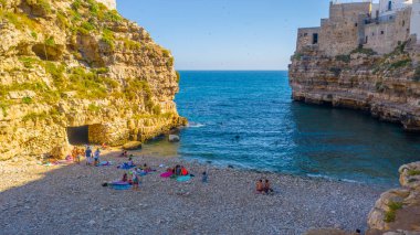 İtalyan şehri Polignano a Mare 'deki plaj manzaralı monachile cala porto.. 