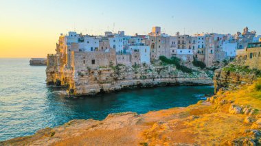 İtalyan şehri Polignano a Mare 'deki plaj manzaralı monachile cala porto.. 