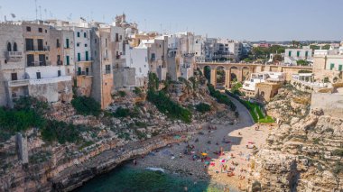 İtalyan şehri Polignano a Mare 'deki plaj manzaralı monachile cala porto.. 
