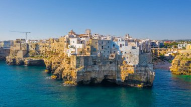 İtalyan şehri Polignano a Mare 'deki plaj manzaralı monachile cala porto.. 