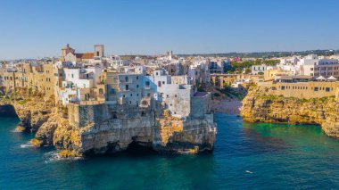 İtalyan şehri Polignano a Mare 'deki plaj manzaralı monachile cala porto.. 