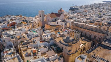 Polignano a Mare kasabasının Havadan Görünümü panoraması