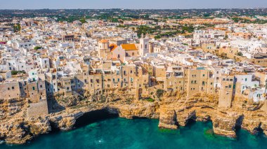 Polignano a Mare kasabasının Havadan Görünümü panoraması