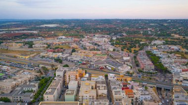 Polignano a Mare günbatımı nın Havadan Görünümü panoraması