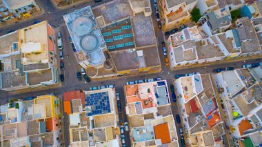 Polignano a Mare günbatımı nın Havadan Görünümü panoraması