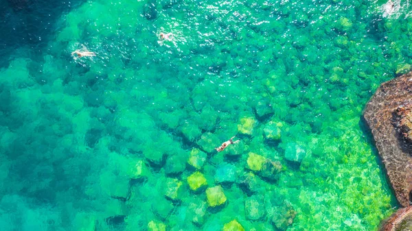 Polignano a Mare denizde plaj uçan insanlar 