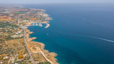 İtalyan şehri Polignano a Mare 'deki plaj manzaralı monachile cala porto.. 