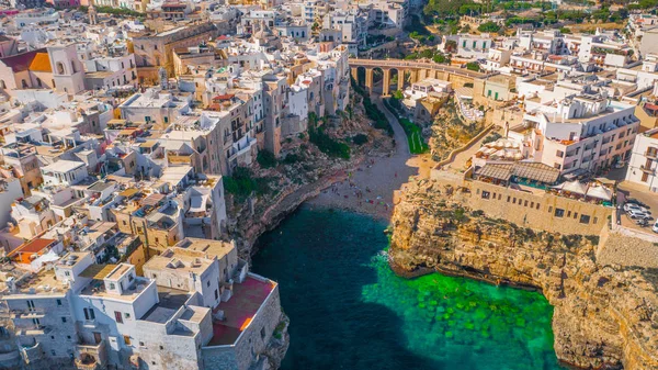 Människor Badar Solen Blå Lagunen Polignano Mare Stranden Luftutsikt Över — Stockfoto