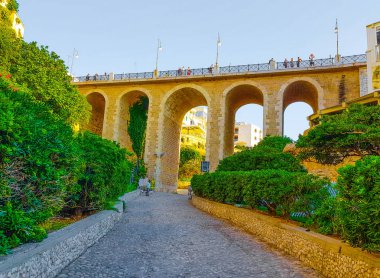 Ponte Lama Monachile köprüsündeki insanlar, Adriyatik Denizi, Apulia, Bari eyaleti. 