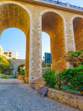 Ponte Lama Monachile köprüsündeki insanlar, Adriyatik Denizi, Apulia, Bari eyaleti. 