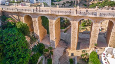Ponte Lama Monachile köprüsündeki insanlar, Adriyatik Denizi, Apulia, Bari eyaleti. 