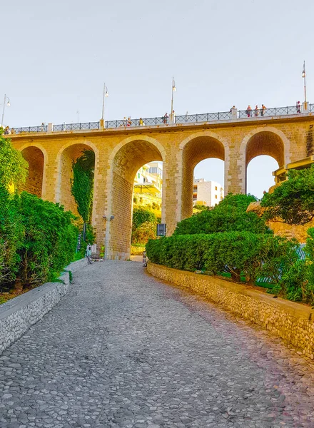 Personas Puente Ponte Lama Monachile Mar Adriático Apulia Provincia Bari — Foto de Stock