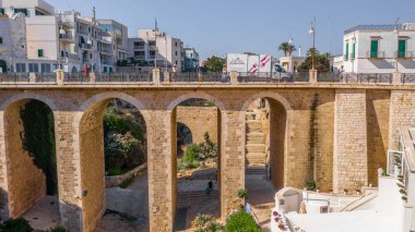 Ponte Lama Monachile köprüsündeki insanlar, Adriyatik Denizi, Apulia, Bari eyaleti. 