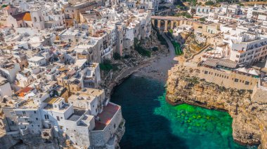 Ponte Lama Monachile köprüsündeki insanlar, Adriyatik Denizi, Apulia, Bari eyaleti. 