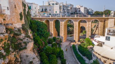 Ponte Lama Monachile köprüsündeki insanlar, Adriyatik Denizi, Apulia, Bari eyaleti. 
