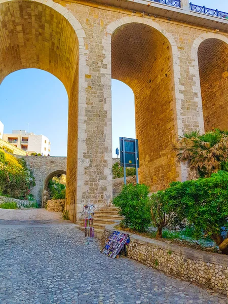 Ponte Lama Monachile köprüsündeki insanlar, Adriyatik Denizi, Apulia, Bari eyaleti. 