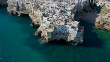 Polignano a Mare ( Bari , İtalya ): yeryüzünde cennet. Deniz üzerinde kıyı hava 4k drone görüntüleri video