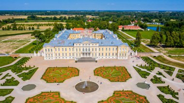 Rundale, Letonya Havadan görünümü, Rundale sarayının drone fotoğrafı ve 18. 