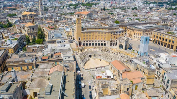 Havadan görünüm, Lecce Roma Amfitiyatrosu drone fotoğraf, Puglia (Apulia), güney İtalya.