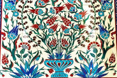 Abu Dabi, Bae - 30 Nisan 2019: Şeyh Zayed Ulu Camii'nin içinde dekore edilmiş mermer çiçek formu duvar, Abu Dabi, Birleşik Arap Emirlikleri