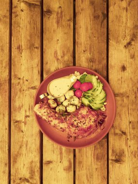 Kemikli et kızartması, patates, salata