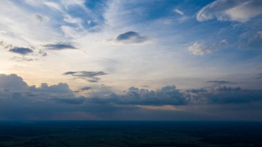 Gün batımı / Gün batımı veya günbatımı sırasında güzel gökyüzü Dünya'nın dönüş sonucu ufkun altında Güneş'in günlük kaybolması.