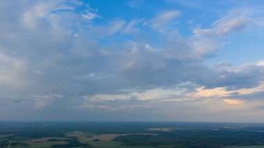 Gün batımı / Gün batımı veya günbatımı sırasında güzel gökyüzü Dünya'nın dönüş sonucu ufkun altında Güneş'in günlük kaybolması.