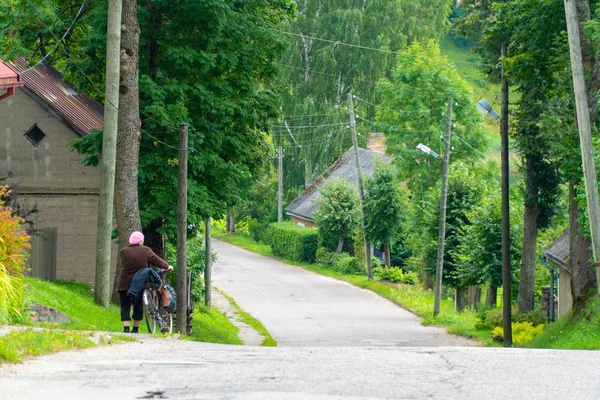 Vista Trasera Una Anciana Empujando Una Bicicleta Largo Una Pequeña —  Fotos de Stock