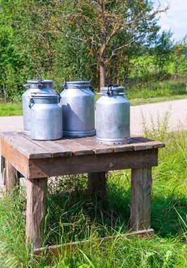 Garaj yolundaki süt masası ve alüminyum camlar. Letonya'da yaz aylarında Latgale