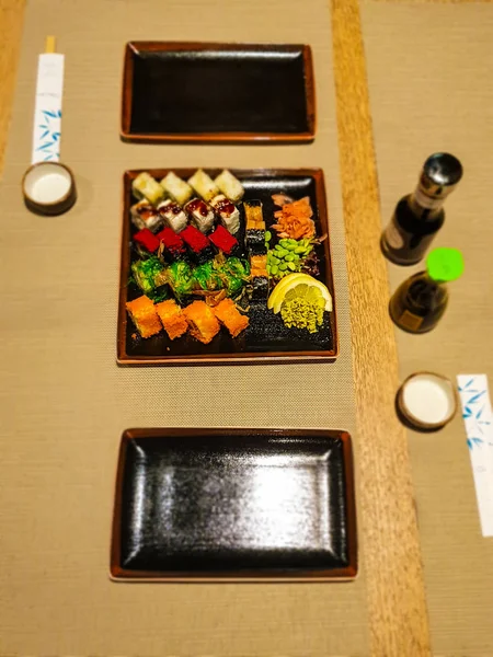 Großes Set Bunter Sushi Reisrollen Aus Einem Japanischen Restaurant — Stockfoto