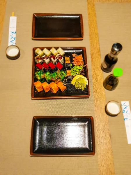 Set Mare Rulouri Colorate Orez Sushi Rom Restaurant Japonez — Fotografie, imagine de stoc