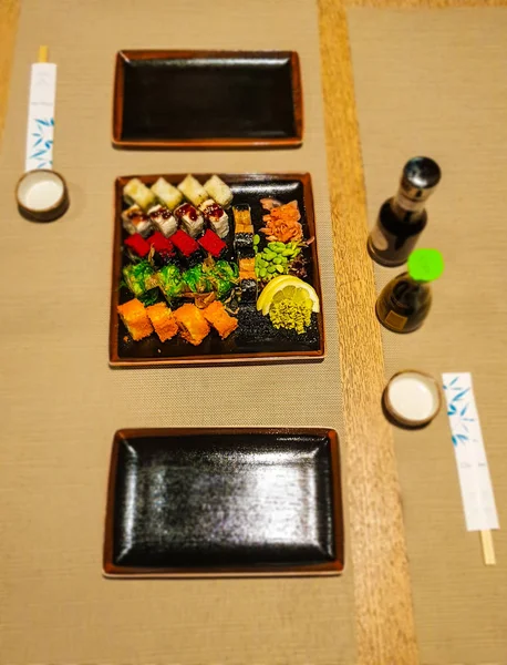 Grande Conjunto Rolos Arroz Sushi Colorido Rom Restaurante Japonês — Fotografia de Stock