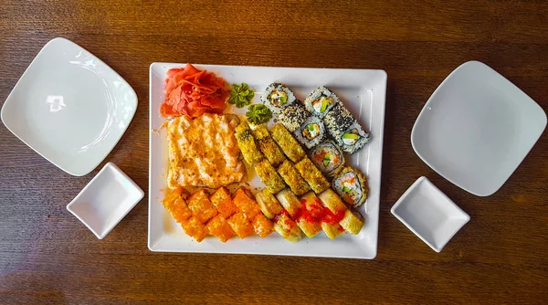 Set Mare Rulouri Colorate Orez Sushi Rom Restaurant Japonez — Fotografie, imagine de stoc