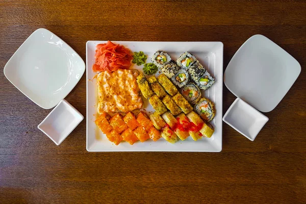 Set Mare Rulouri Colorate Orez Sushi Rom Restaurant Japonez — Fotografie, imagine de stoc