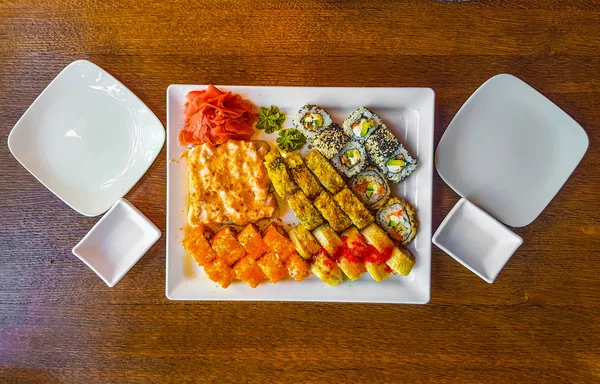 Set Mare Rulouri Colorate Orez Sushi Rom Restaurant Japonez — Fotografie, imagine de stoc